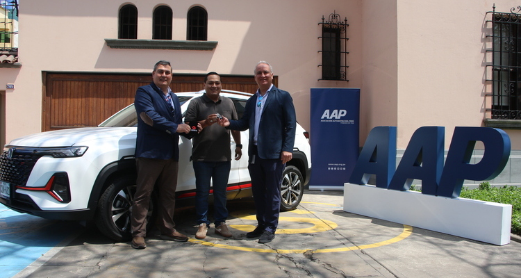 AAP RECONOCE VALENTÍA DE SUBOFICIAL DE LA PNP Y LE ENTREGA VEHÍCULO CERO KILÓMETROS